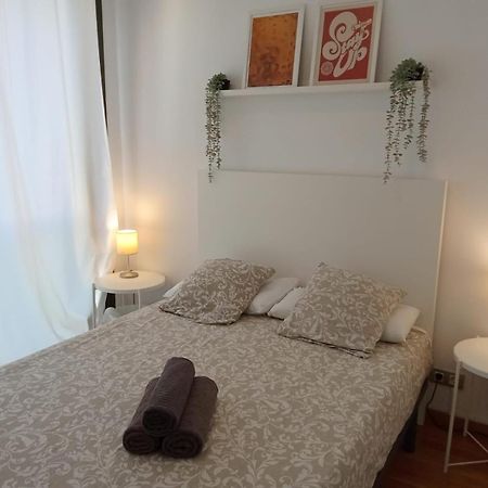 Private Rooms Near Las Ramblas Barcelona Exterior foto